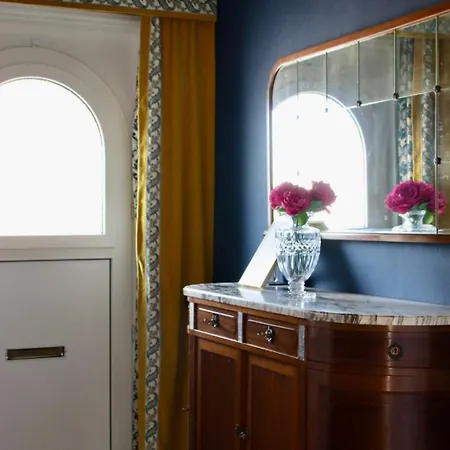 Maison Trianon 1928 게스트하우스 4*